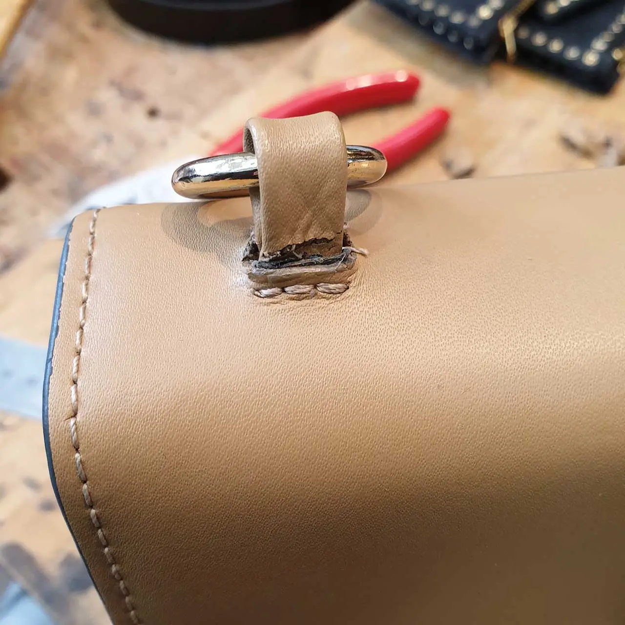 Lederwaren by Sven Ebeling - Die Adresse für erstklassige Accessoires, Taschen, Koffer und mehr in Magdeburg - Der Lederdoktor – Aus Alt mach' Neu!