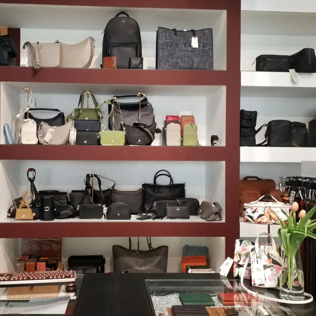 Lederwaren by Sven Ebeling - Die Adresse für erstklassige Accessoires, Taschen, Koffer und mehr in Magdeburg - Innenansicht Ladengeschäft - Taschen aller Art