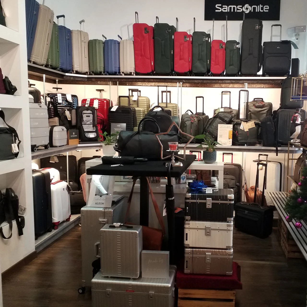 Lederwaren by Sven Ebeling - Die Adresse für erstklassige Accessoires, Taschen, Koffer und mehr in Magdeburg - Innenansicht Ladengeschäft - Koffer und Taschen aller Art